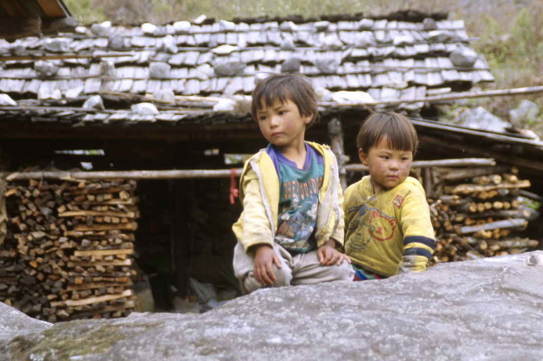 b_302m trek1 zoom.jpg - Bhoutan - Jomolhari, entre Drukgyel Dzong et le 1er bivouac jeunes enfants près d'une ferme